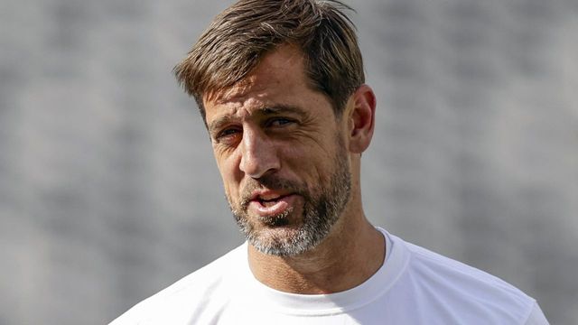 Aaron Rodgers rejoins Jets teammates for Sunday night game vs