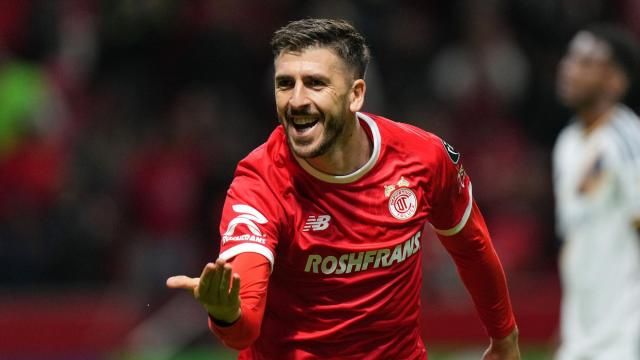 Paulinho's hat trick leads Toluca to a 4-2 first-leg win over LA